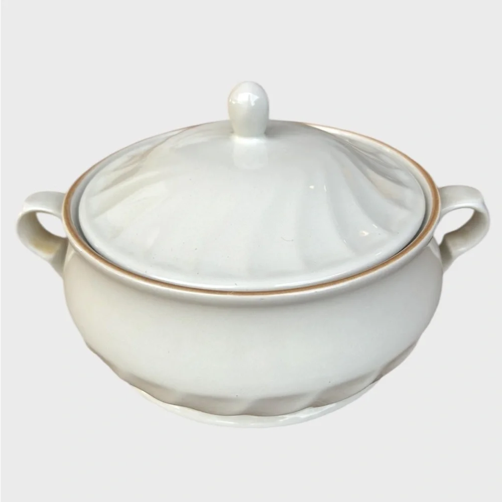 Vintage Hearthside Gaiety Sculptura Covered Stoneware Serving Bowl